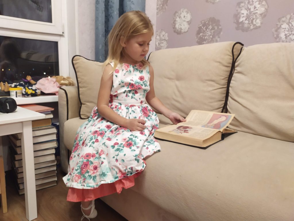 Ребенок любит рассматривать книжки и играть, как будто она читает | Мир в слове. Блог о том, как привить ребенку любовь к чтению